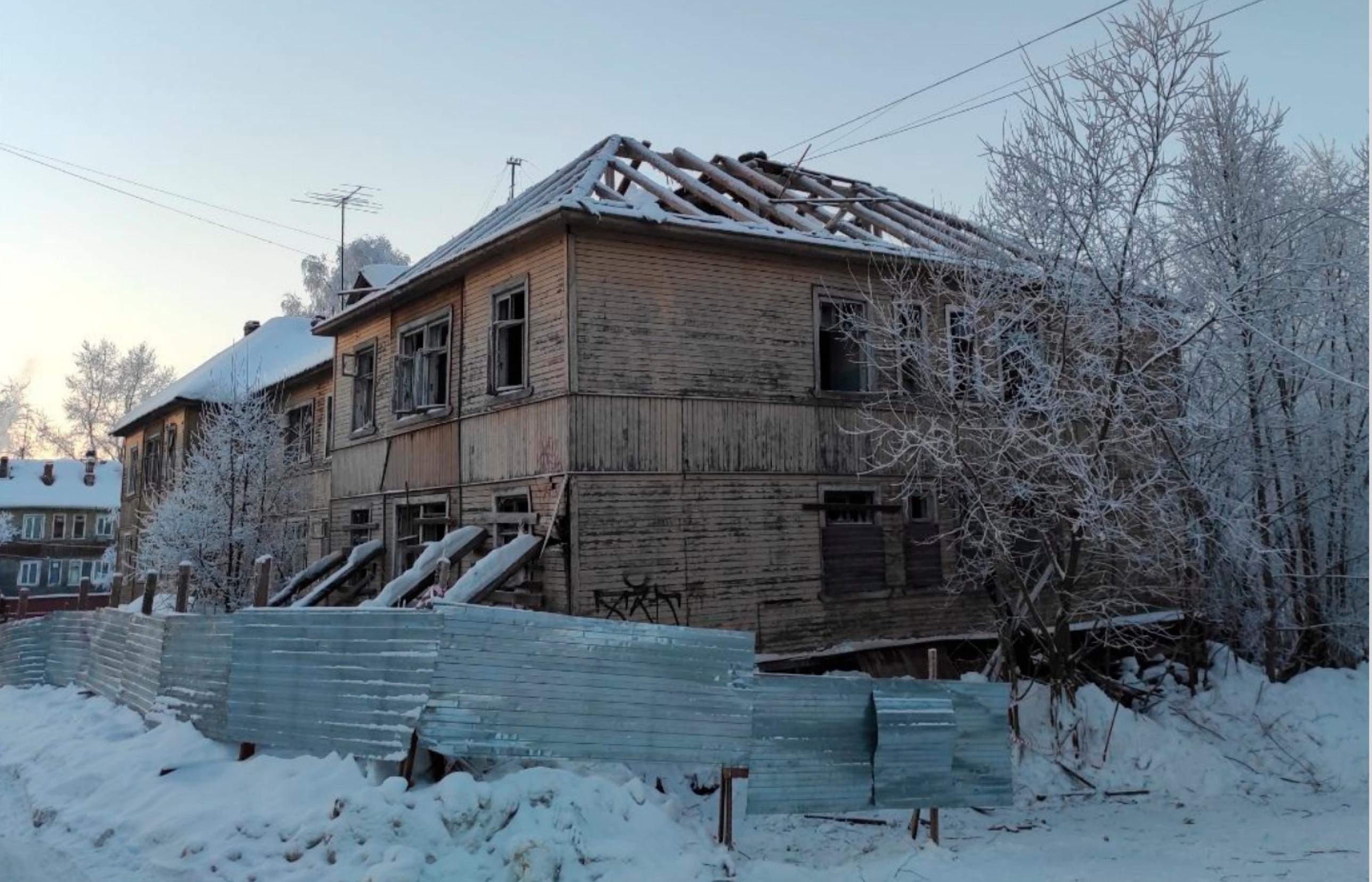 В Архангельске в поселке Лесозавода № 3 начался демонтаж аварийного дома